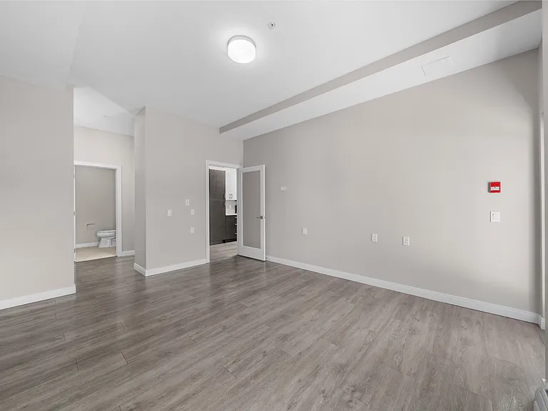 2110 Centre St N — Photo 18