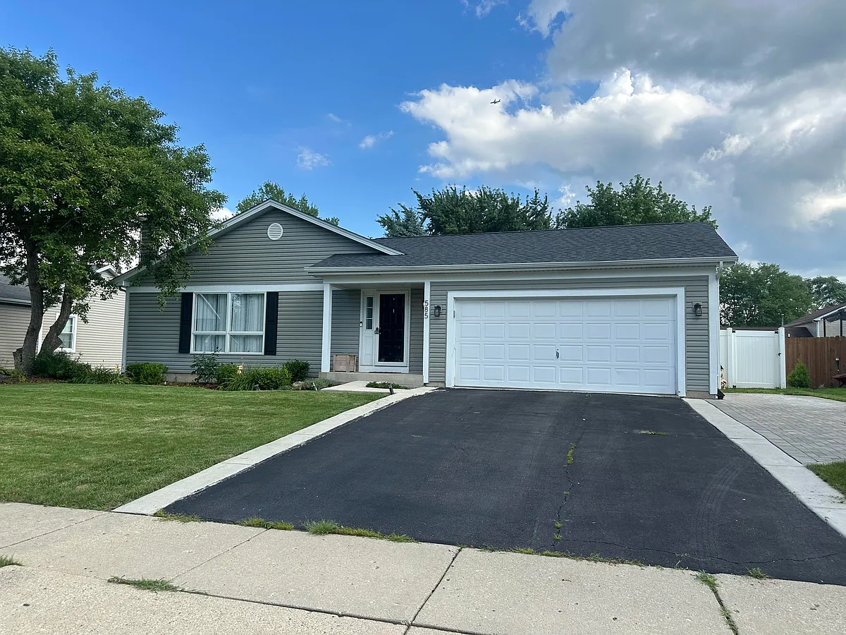 Photo 1 of 19 - 585 Medford Dr - South Elgin, IL Primary Photo - 585 Medford Dr