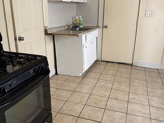 5th image of 2267 Danforth St