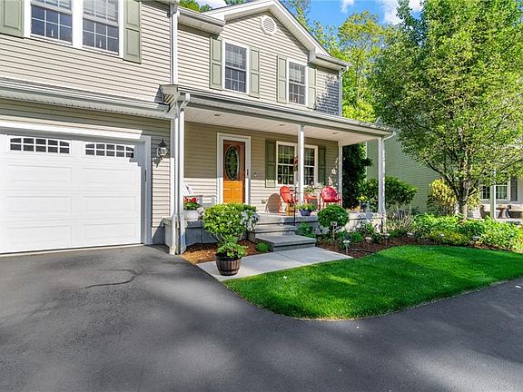 3rd image of 12 Country Hill Ln