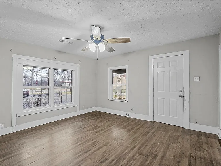908 E Houston St — Photo 23