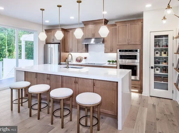 54 Grayson Ln, Downingtown, PA 19335