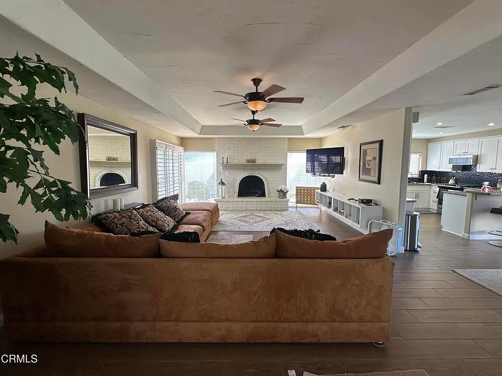 3 bed, 3.0 bath, 2037 sqft, $3,000 — Photo 4