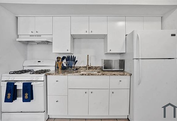 4th image of 468 E Walnut Ln Floor 3