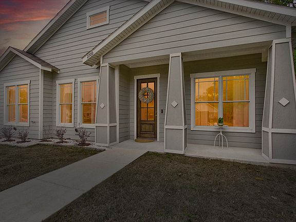 3rd image of 2700 Gladstone Dr