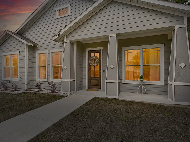 2700 Gladstone Dr — Photo 3