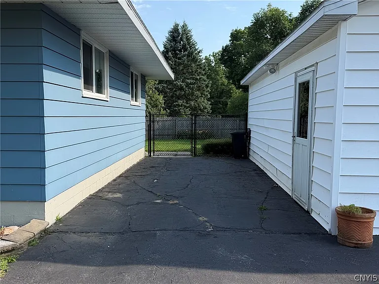 107 Hadley Dr — Photo 5