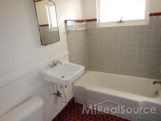 3rd image of 18947 Moross Rd