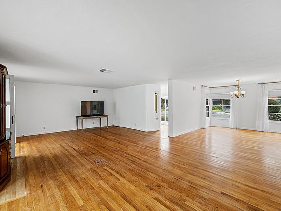 5th image of 620 2nd St E