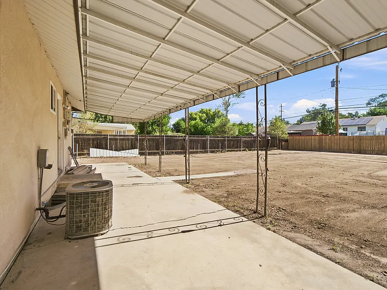 1810 Yakima Ln — Photo 16