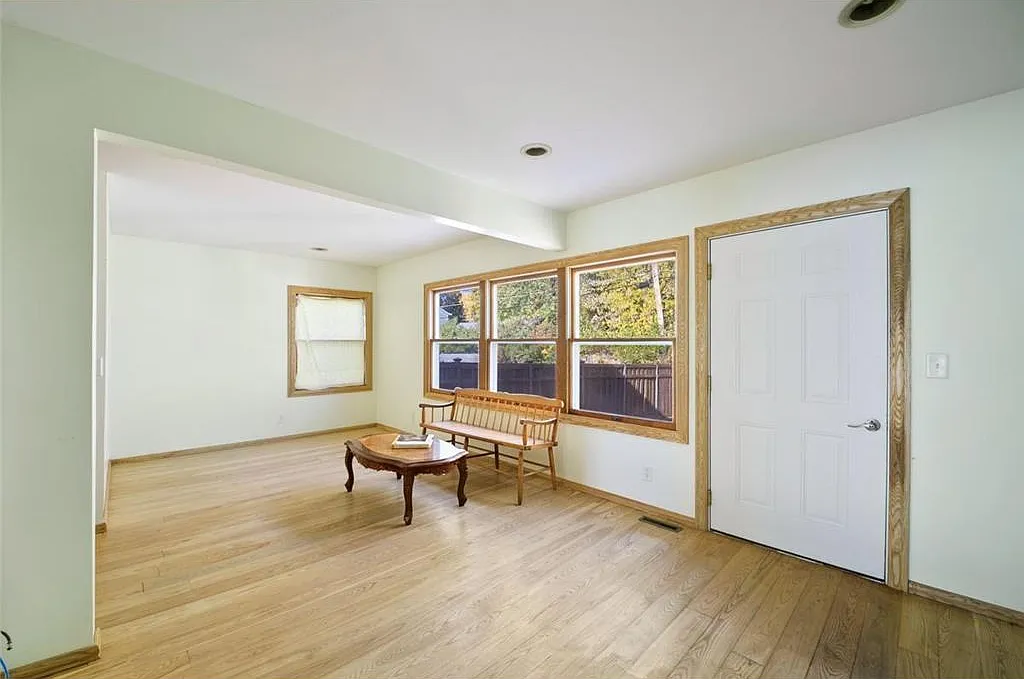 6 bed, $3,300 — Photo 4