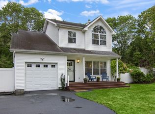 10 Patrick Ln, Ridge, NY 11961