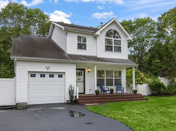 10 Patrick Lane, Ridge, NY 11961