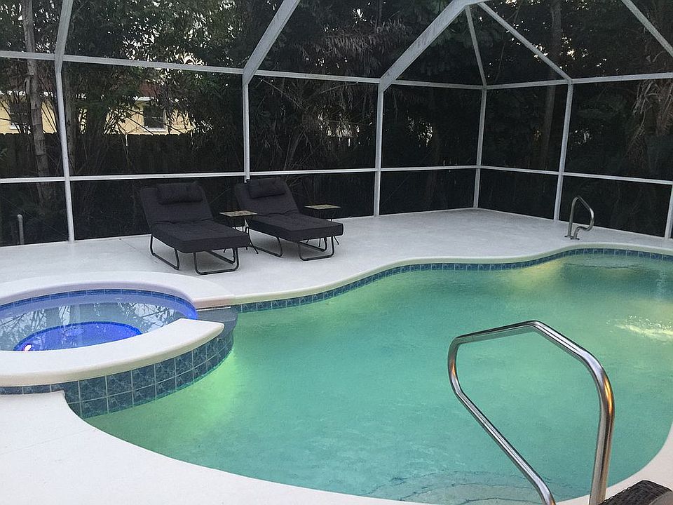 Free Form Pool w/Hot Tub