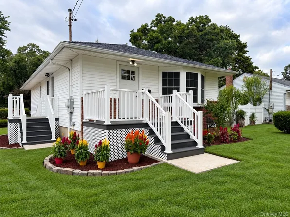 1544 N Thompson Drive, Bay Shore, NY 11706