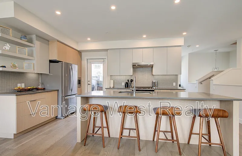 4 bed, 3.5 bath, 2200 sqft, $3,200 — Photo 1