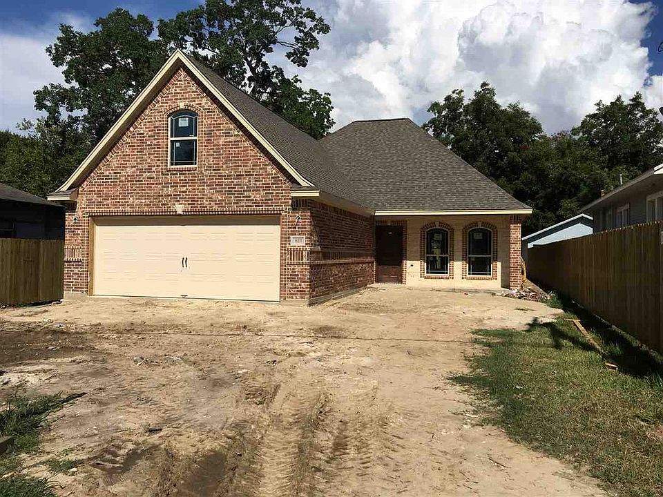 1st image of 823 Dallas St