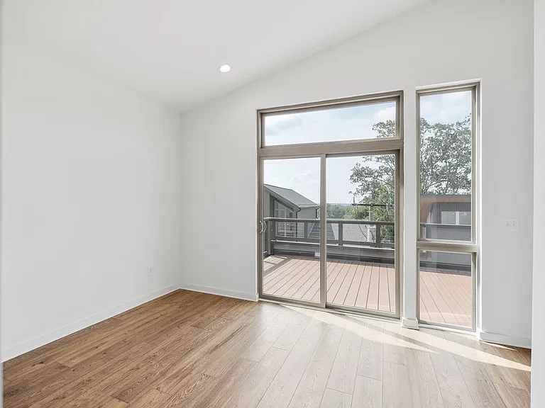 3060 Edwin Cir — Photo 27