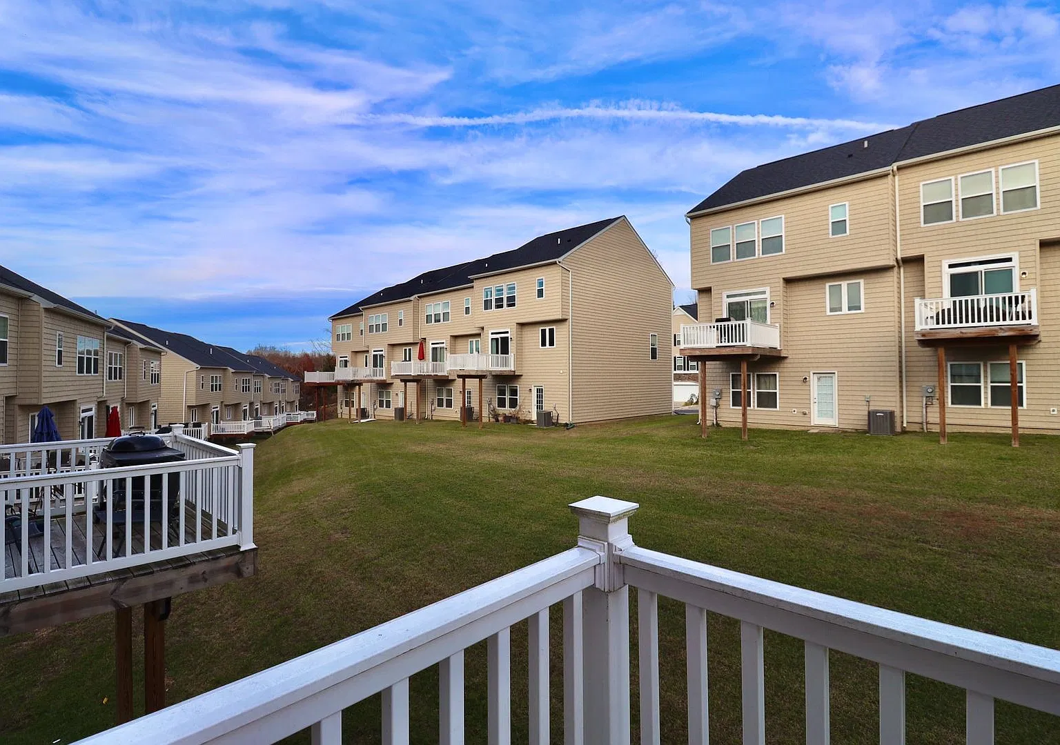 3 bed/3.5 bath townhouse in Suncrest Village - Available 06/02/2027 — Photo 2