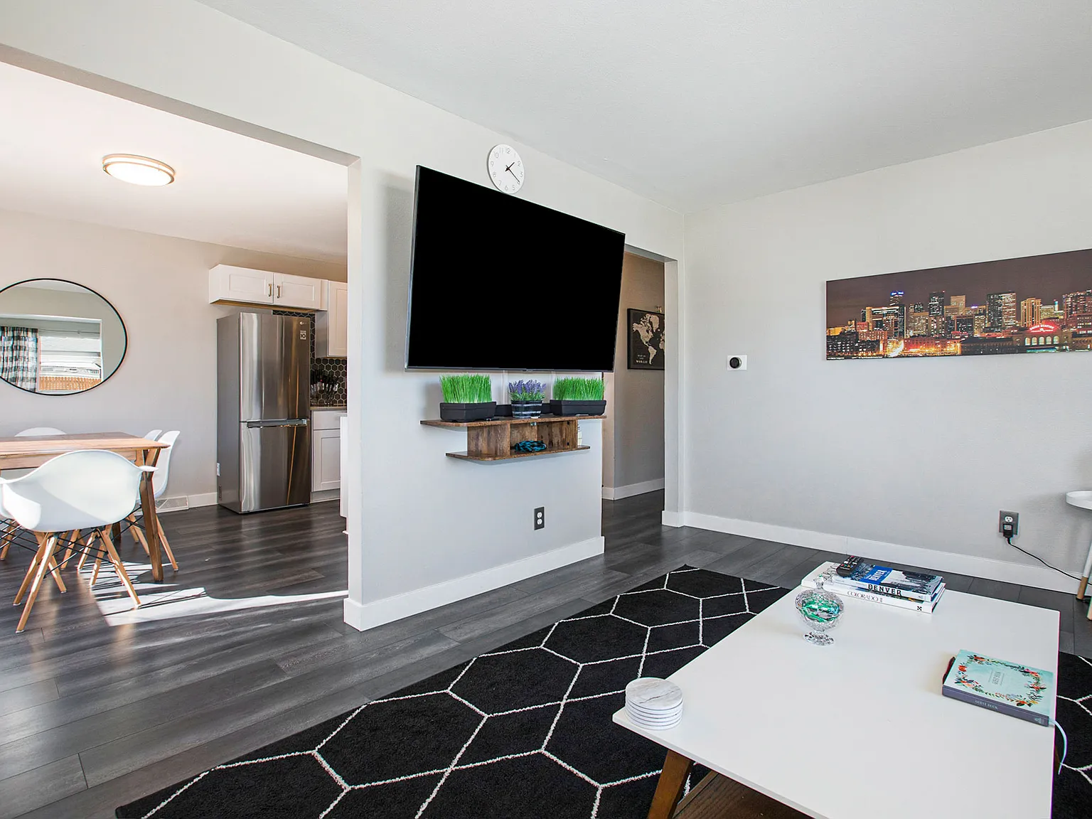 3 bed, 1000 sqft, $2,300 — Photo 2