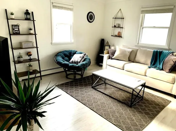 8051 Huron St APT 1, Dexter, MI 48130