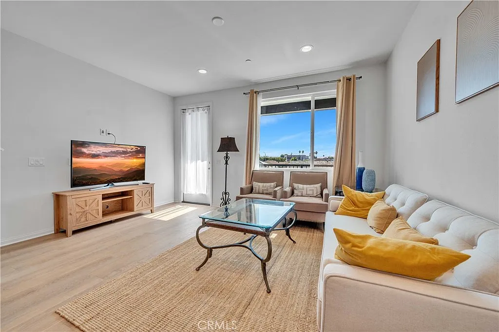 3 bed, 1420 sqft, $5,500 — Photo 2