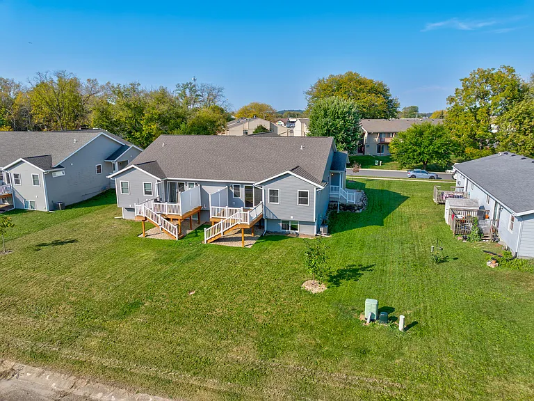 836 Thompson Dr — Photo 2