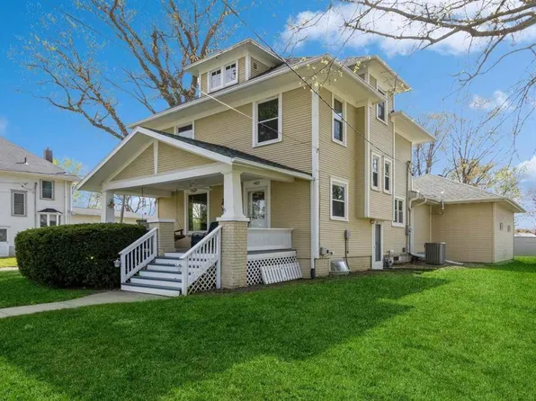 902 Elm St, Williamsburg, IA 52361