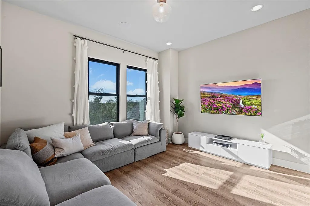 4 bed, 3779 sqft, $6,300 — Photo 2