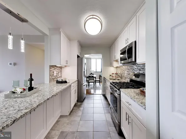 118 Monroe St APT 910, Rockville, MD 20850