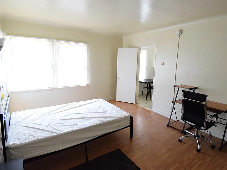 807 W. 30th St. — Photo 22