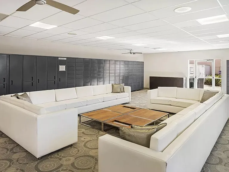 La Regencia Apartments — Photo 20
