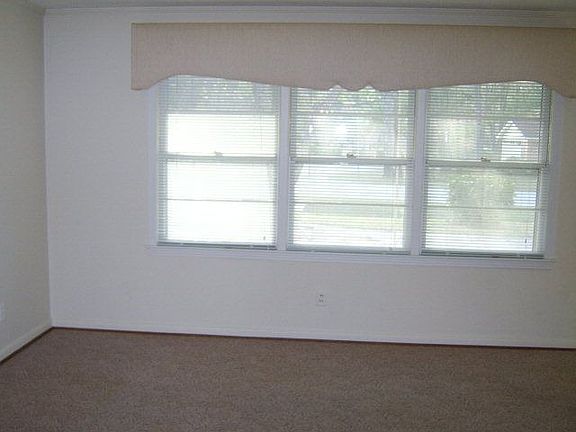 5th image of 2207 Jerry Jones Dr