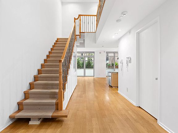 4th image of 310 W 52nd St #Townhouse 2
