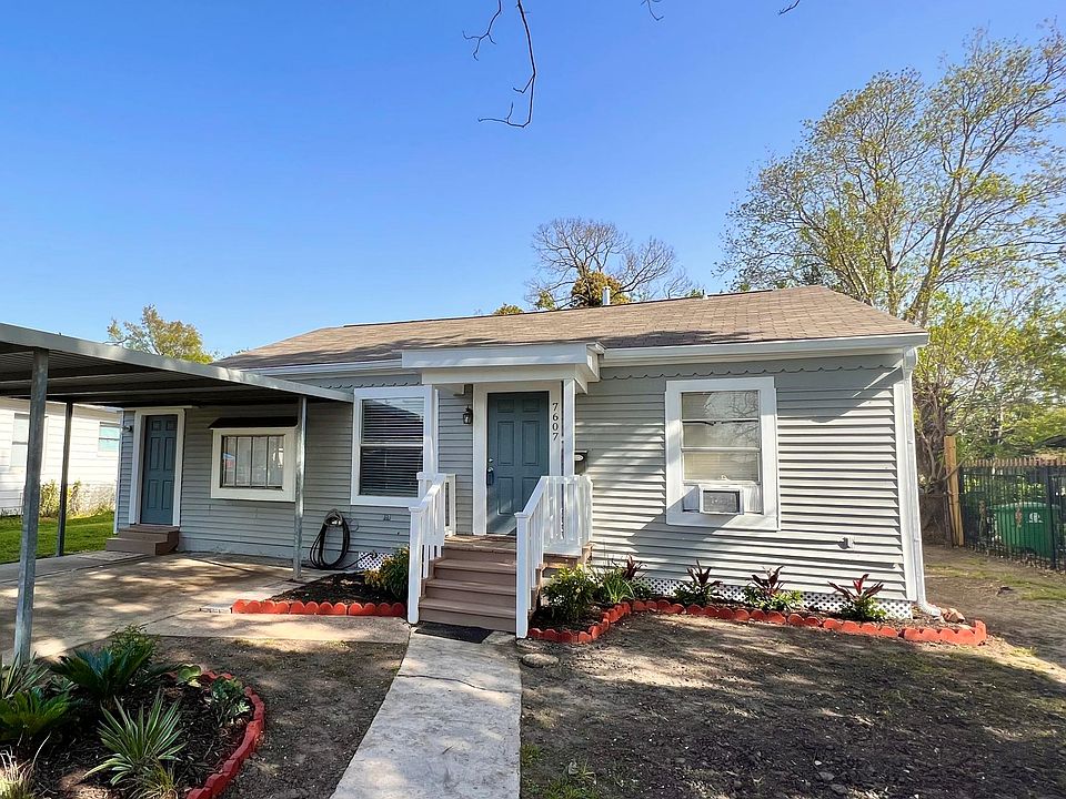 Great curb appeal! Don't miss your opportunity for a 3 bedroom 2 bath bungalow in East End.
