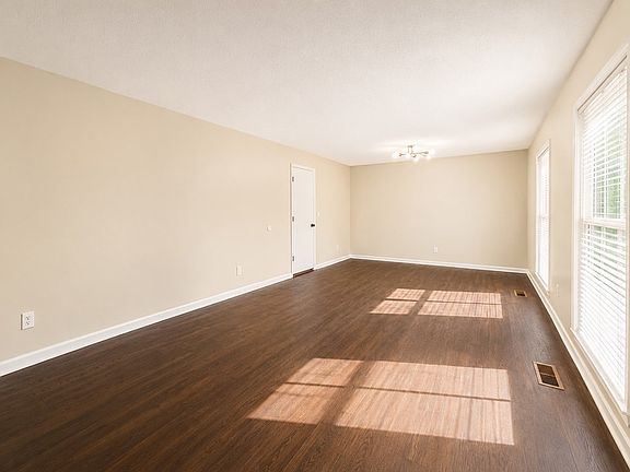 5th image of 6032 Elliott Dr