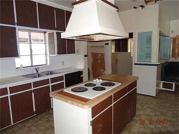3rd image of 3325 Parkwood Dr