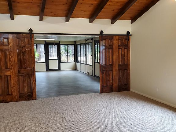 Family room, 20x20, fireplace, vaulted ceiling