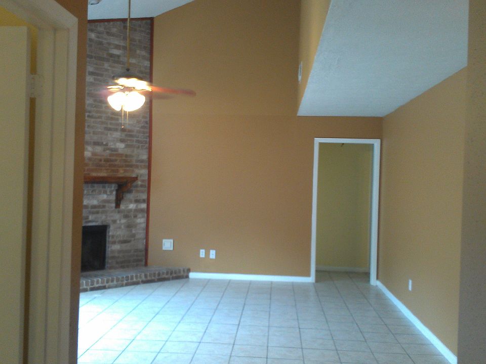 Living room w/ fireplace