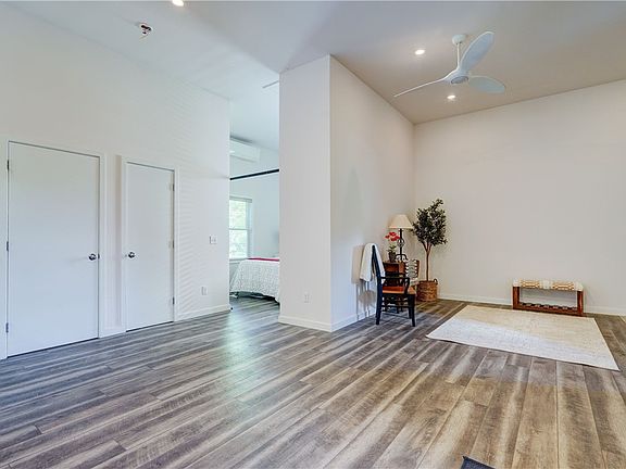 4th image of 210 Elm Dr