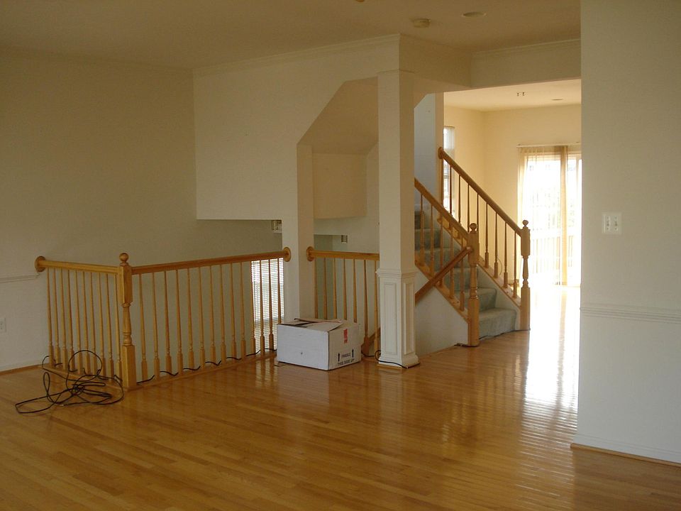 1st image of 21780 Oakville Ter