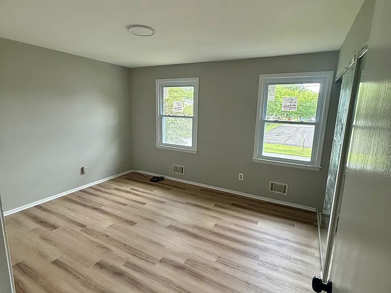 84 Stratton St S — Photo 8