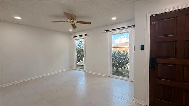 4 bed, 2.0 bath, 2300 sqft, $2,500 — Photo 2