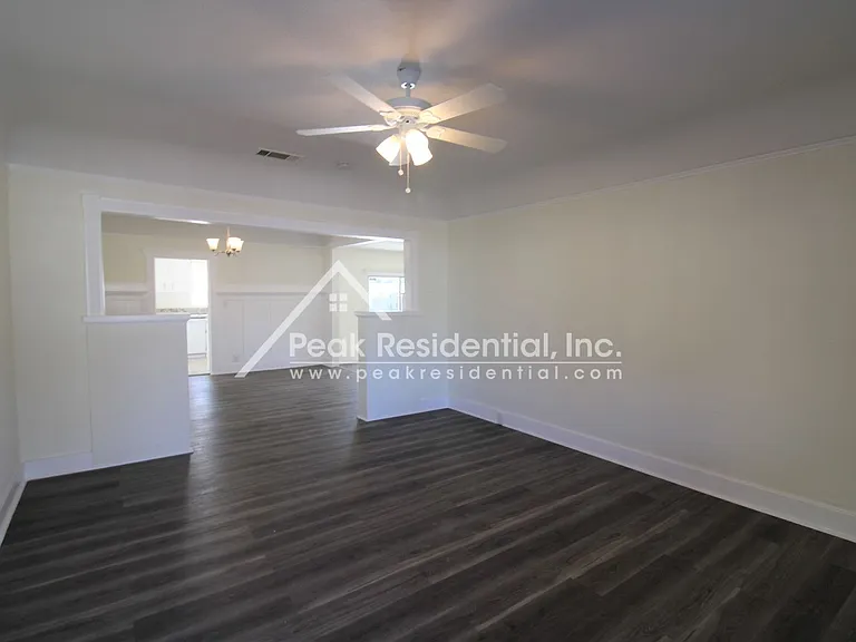 1042 Las Palmas Ave — Photo 3