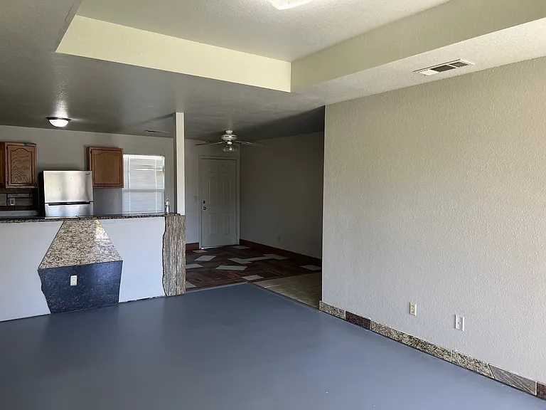 2712 Oak Dr — Photo 4