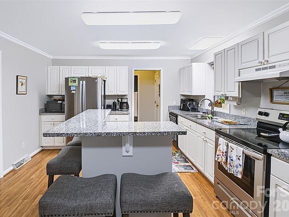 5th image of 8137 Rowe St