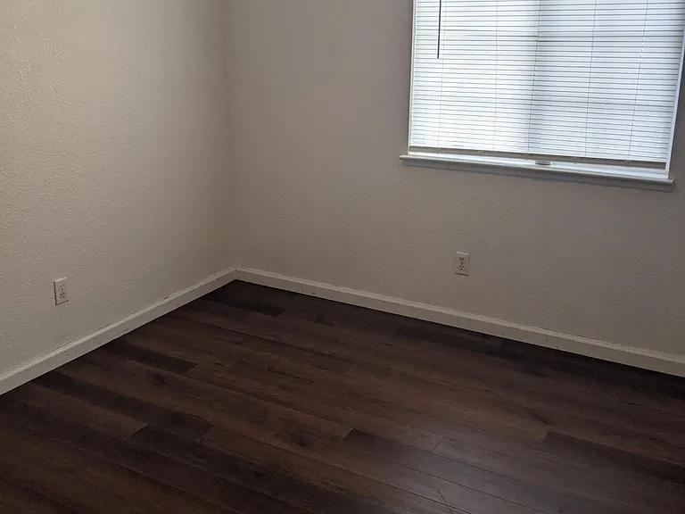 127 Huber Ct — Photo 2