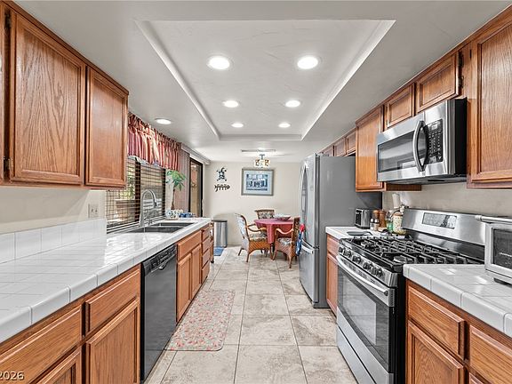 5th image of 2402 Pickwick Dr