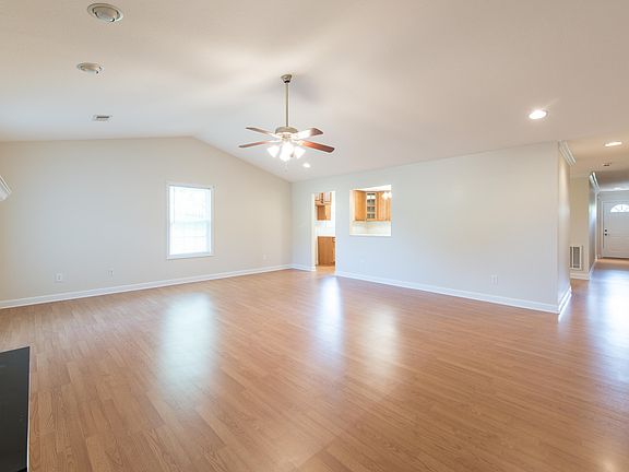 4th image of 275 Blackfoot Way