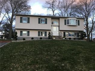 26 Kathryn Ln, Valley Cottage, NY 10989